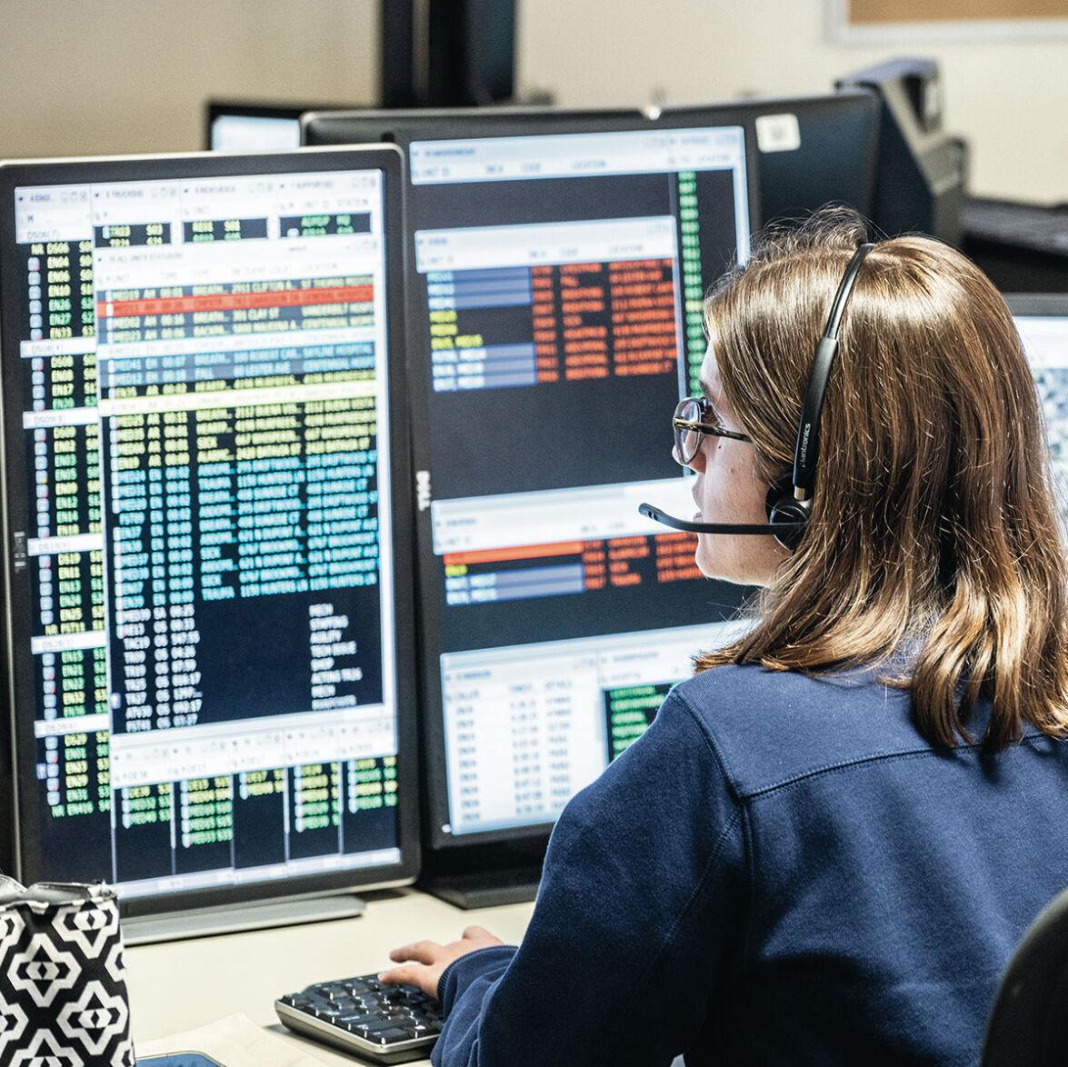 Real 911 Dispatcher Reacts to ‘9-1-1: Nashville’